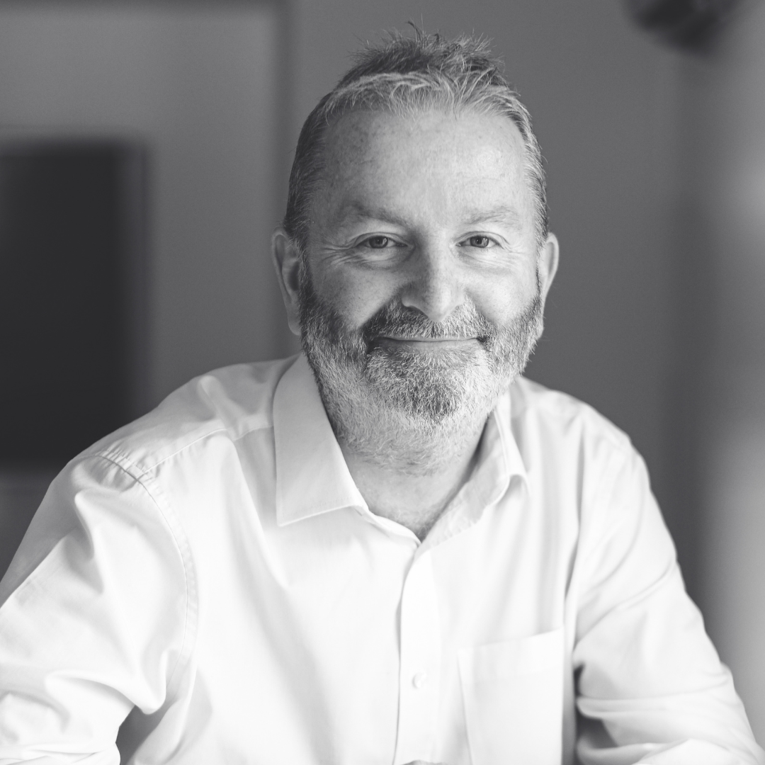 Joe Tully Director juridic și comercial